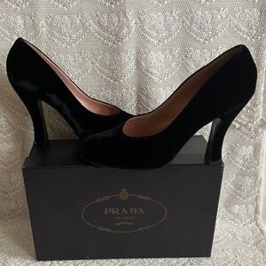 Vintage Prada Velvet 4” Heel Pumps Size 9, 39 Velluto Nero Made in Italy Y2K